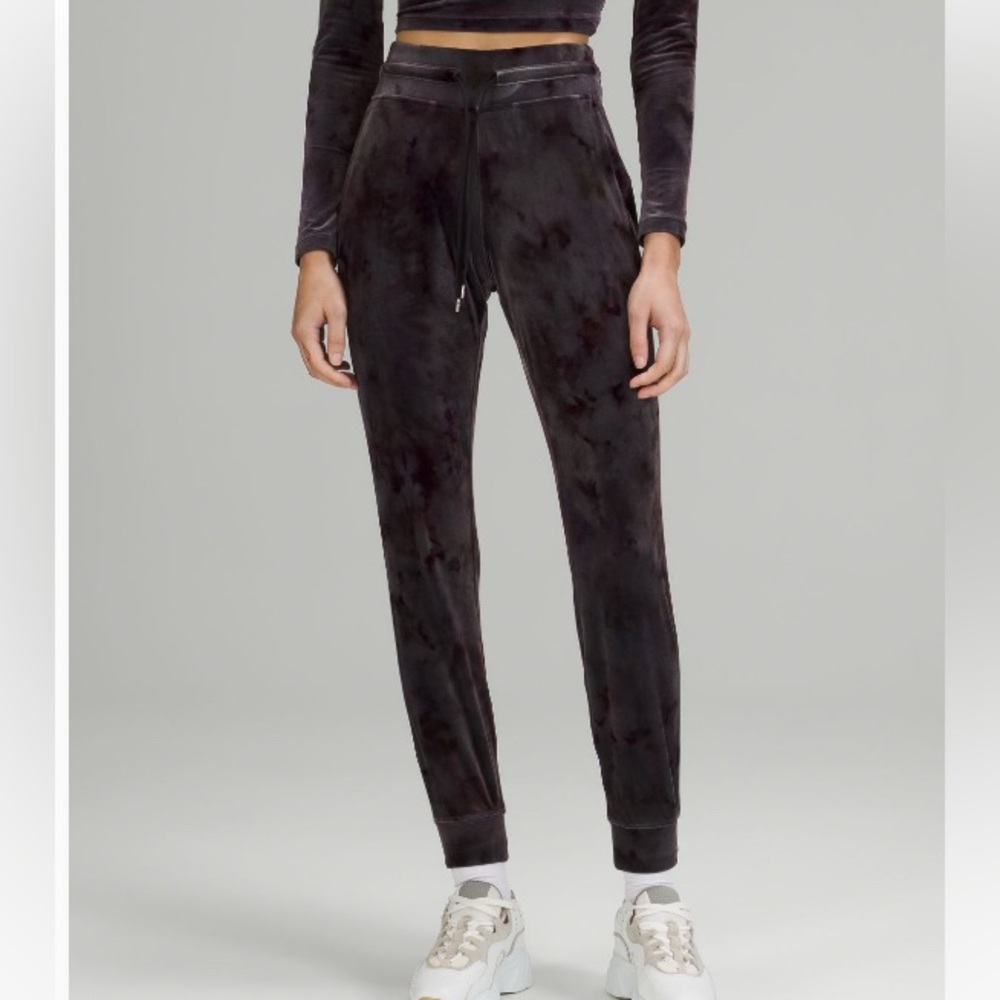 Lululemon Ready to Crush High-Rise Velour Jogger